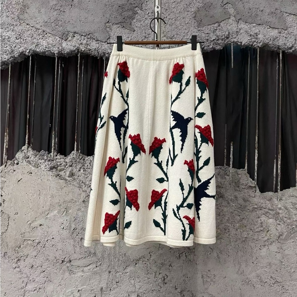 🚩steal authentic CHANEL White Skirt with Red and Black Floral Design
